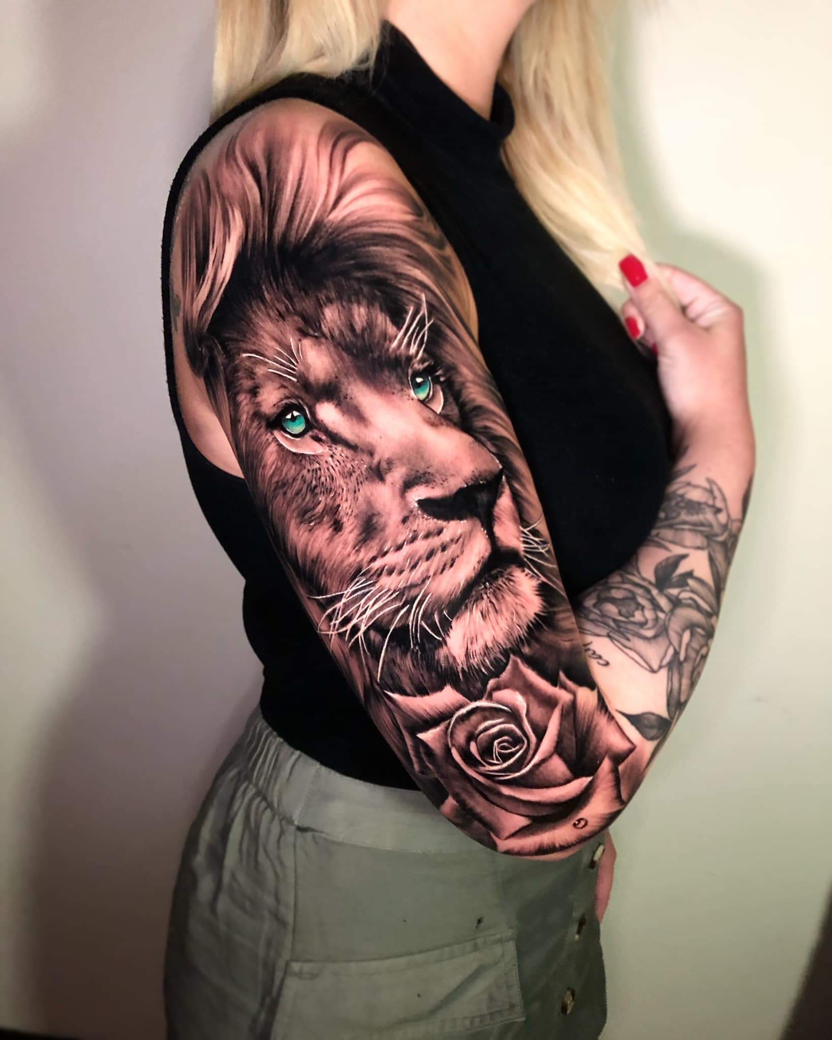 Amazing Lion Tattoo On Back - YouTube